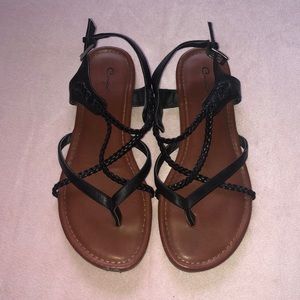 Curfew | sandals with an adorable strap design!